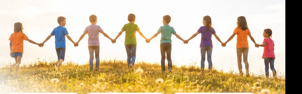 Kinder gehen gemeinsam Hand in Hand